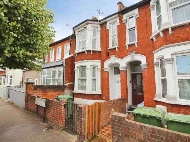 Shakespeare Crescent, East Ham, E12 6LW 4 bed house to rent £2,900 pcm £669 pw