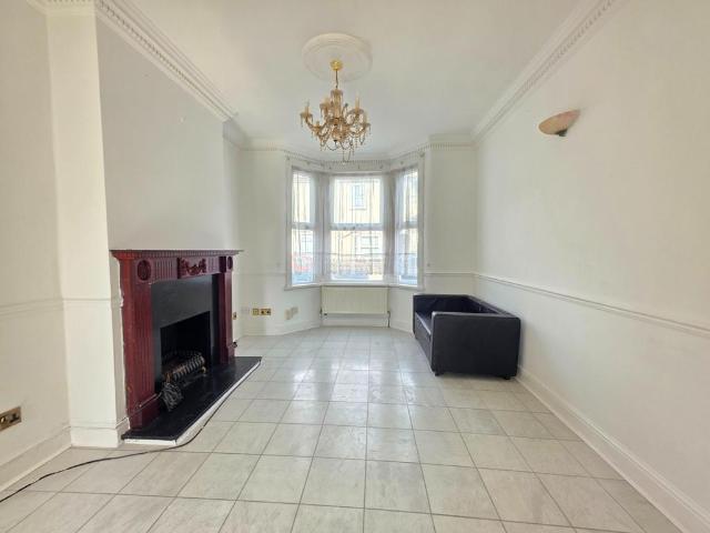 Shakespeare Road, London, E17 3 bed house to rent £2,400 pcm £554 pw