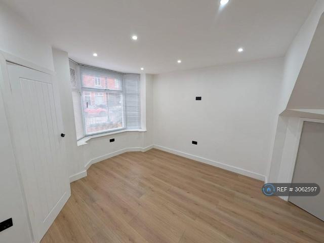 Shakleton Road, Coventry, CV5 3 bed terraced house to rent £1,250 pcm £288 pw