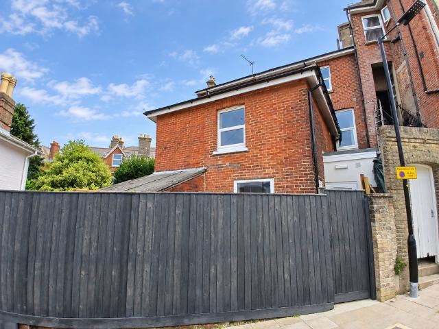 Shanklin, PO37 1 bed apartment to rent £800 pcm £185 pw