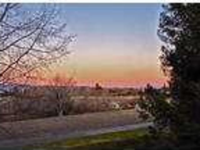 Share a 2 bedroom Petaluma Apartment avail May 1st