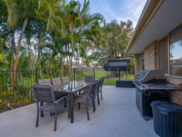SHARE HOUSE 1 AIR CONDITIONED BEDROOM PLUS INTERCONNECTED EXTRA ROOM, 2 MINS TO M1 AND SHOPS AT OXENFORD