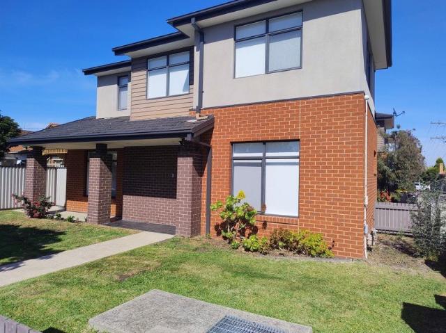 SHARE HOUSE Bedroom available >3months Fully furnished with all bills included!