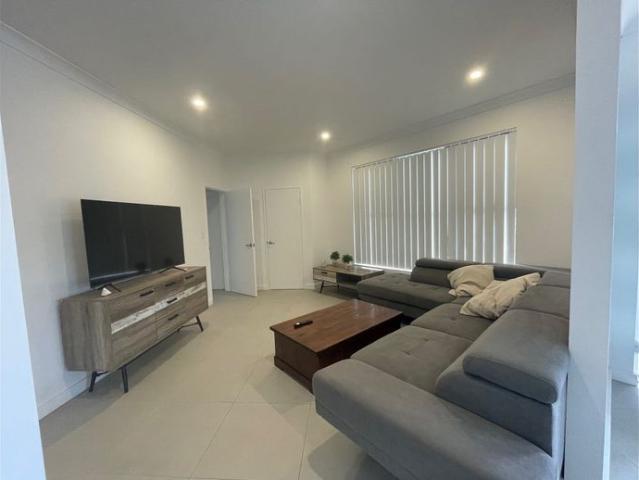 SHARED HOME MODERN FURNISHED ROOM available