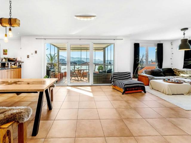 Shared room with conservatory in the sugar free kitchen