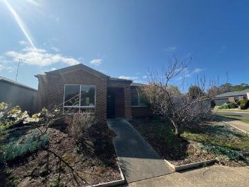 Share/Rooming House: 1 Room Available