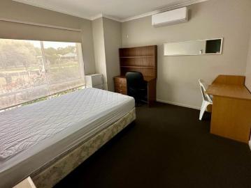 Share/Rooming House: 1 Room Available