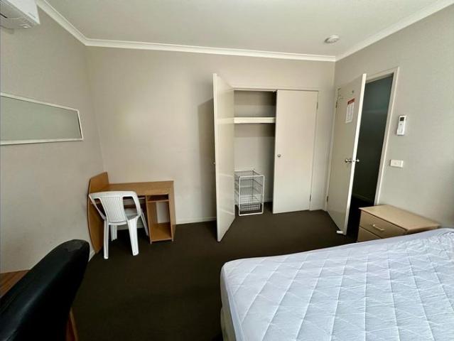 Share/Rooming House: 2 Room Available