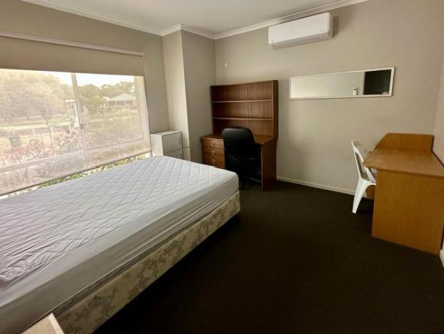 Share/Rooming House: 2 Room Available