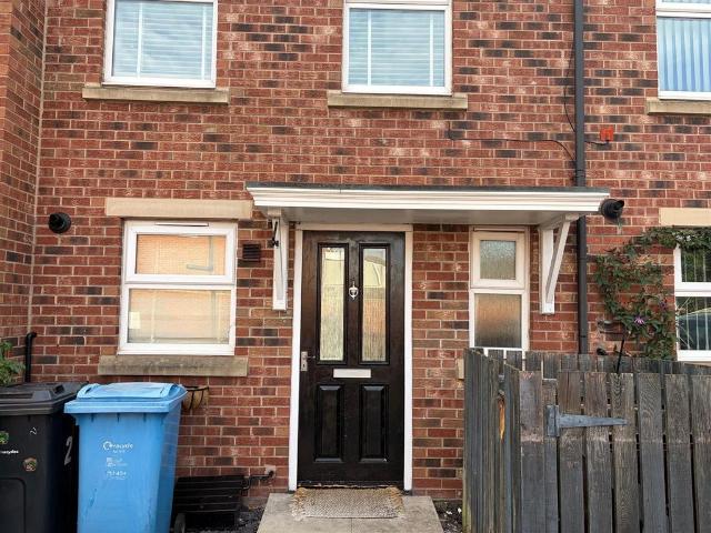 Sharrow Drive, Askew Avenue, Hull 2 bed terraced house to rent £695 pcm £160 pw