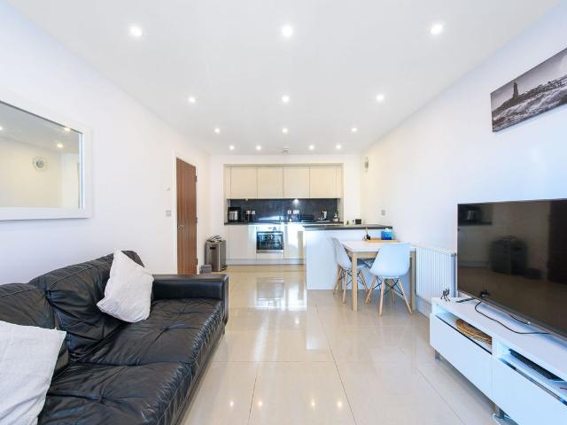 Shearwater Drive, Hendon, London NW9, 2 bed flat to rent, £2,100 pcm | PrimeLocation