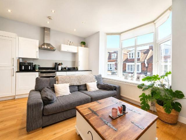 Sheen Lane, London, SW14 1 bed apartment to rent £1,690 pcm £390 pw