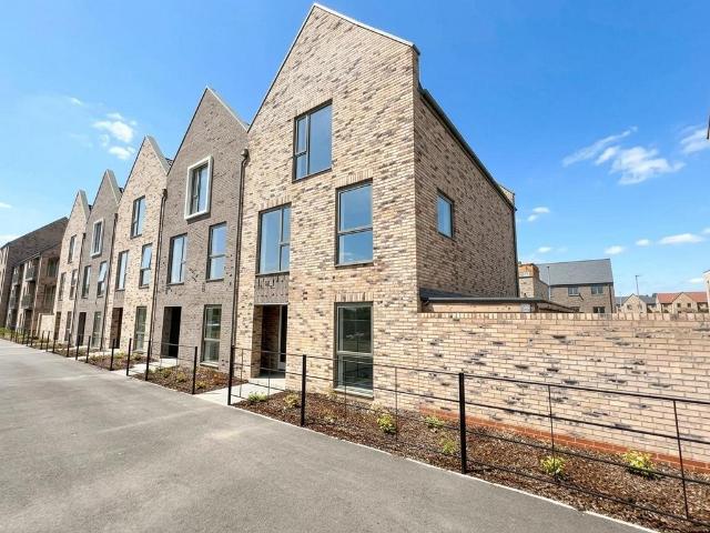Sheep Ley Walk, Cambridge CB25 4 bed townhouse to rent £2,650 pcm £612 pw