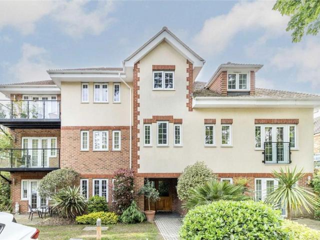 Sheerwater Road, Addlestone KT15 2 bed flat to rent £1,795 pcm £414 pw