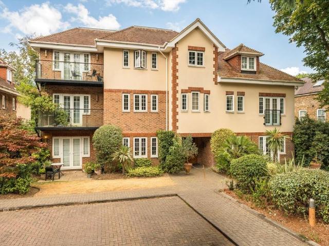 Sheerwater Road, Addlestone KT15 2 bed flat to rent £1,995 pcm £460 pw