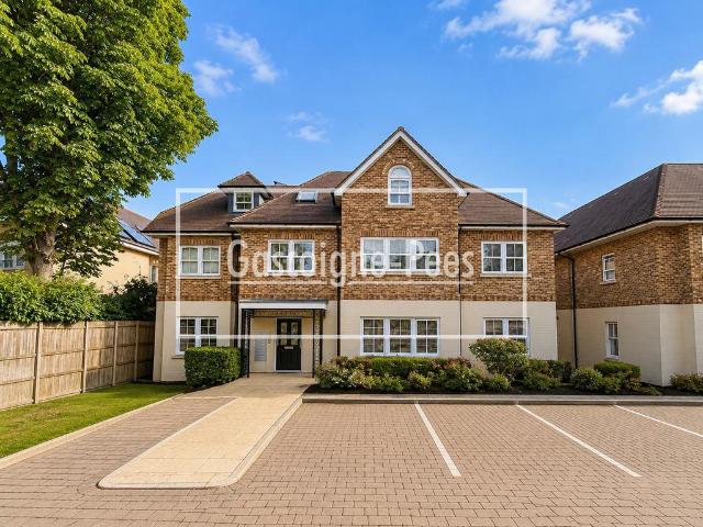 Sheerwater Road, Addlestone, KT15 2 bed flat to rent £1,900 pcm £438 pw