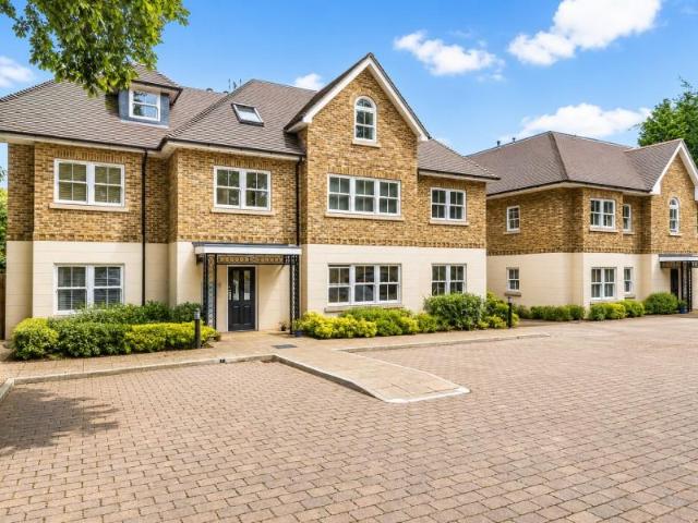 Sheerwater Road, Woodham KT15 2 bed apartment to rent £1,900 pcm £438 pw