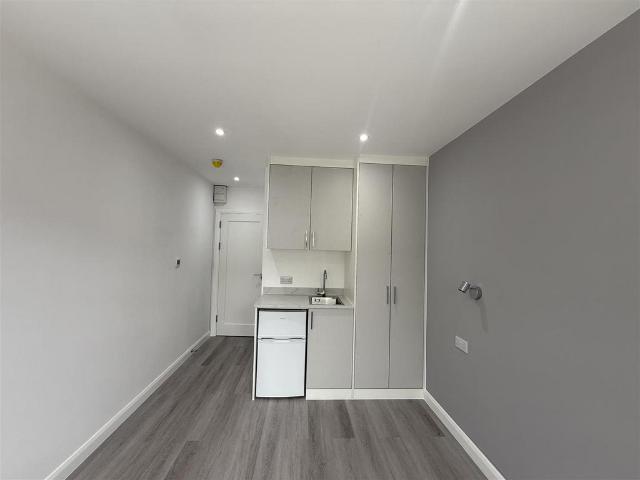 Sheffield Road, Slough 1 bed in a house share to rent £900 pcm £208 pw