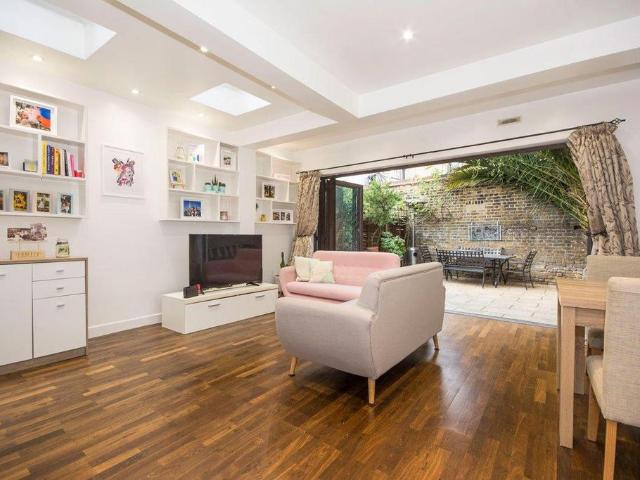 Shelgate Road, Battersea SW11 2 bed flat to rent £2,750 pcm £635 pw
