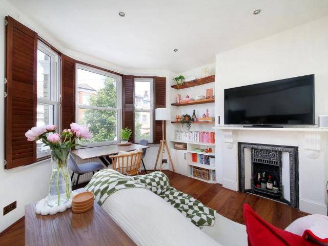 Shelgate Road, London, SW11 1 bed apartment to rent £2,250 pcm £519 pw
