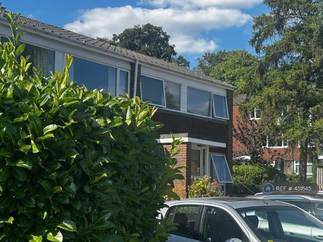 Sheldon Close, Reigate, RH2 3 bed end of terrace house to rent £2,395 pcm £553 pw