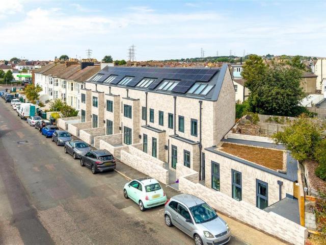 Shelldale Road, Portslade 4 bed terraced house to rent £2,495 pcm £576 pw