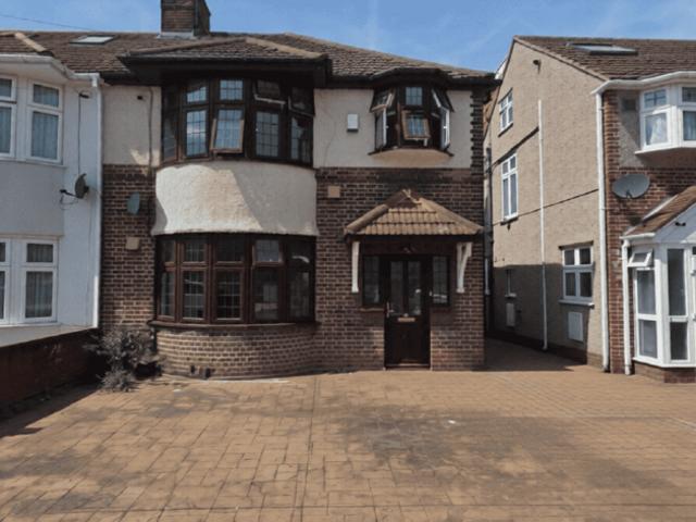 Shelley Crescent, HOUNSLOW TW5 4 bed semi detached house to rent £2,750 pcm £635 pw