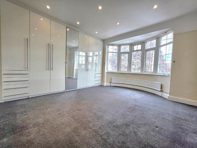 Shelley Crescent, Hounslow, TW5 4 bed semi detached house to rent £2,850 pcm £658 pw