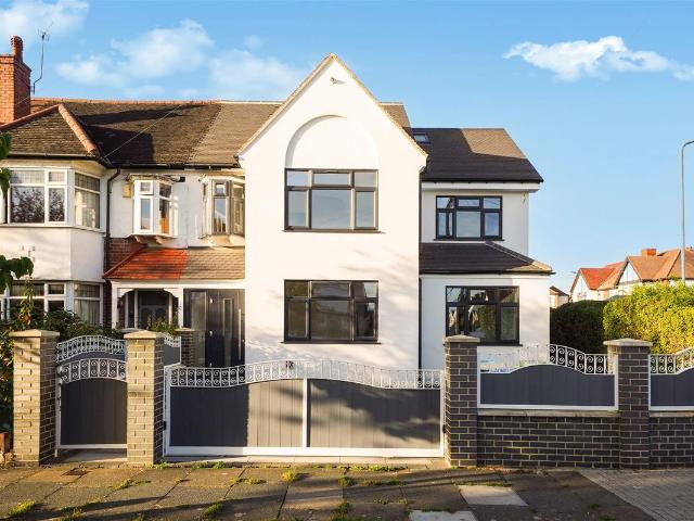 Shelley Gardens, North Wembley HA0, 3 bed maisonette to rent, £3,000 pcm | PrimeLocation