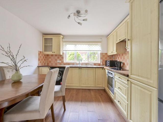 Shelley Way, Colliers Wood, London, SW19 2 bed flat to rent £2,750 pcm £635 pw