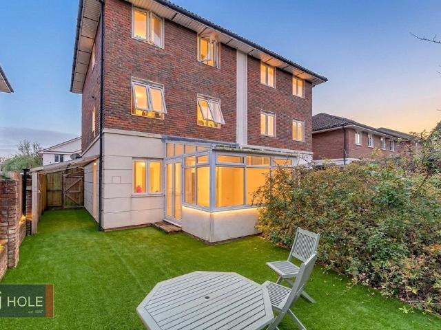 Shelley Way, Horfield, Bristol, BS7 4 bed semi detached house to rent £3,000 pcm £692 pw