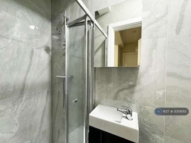 Shelson Avenue, Feltham, TW13 Studio to rent £895 pcm £207 pw