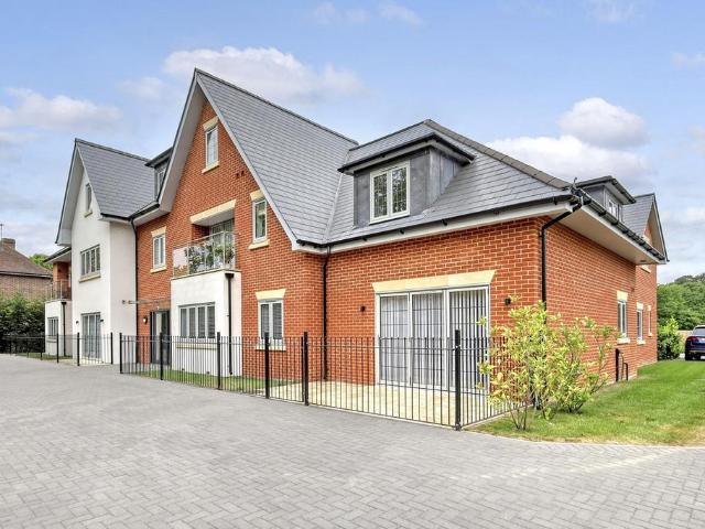 Shenfield Road, Brentwood, CM15 2 bed flat to rent £3,000 pcm £692 pw