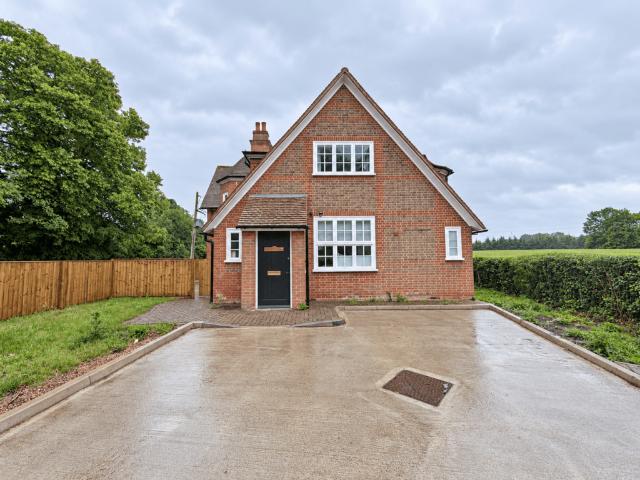 Shenley Lane, St Albans, AL2 3 bed detached house to rent £4,150 pcm £958 pw