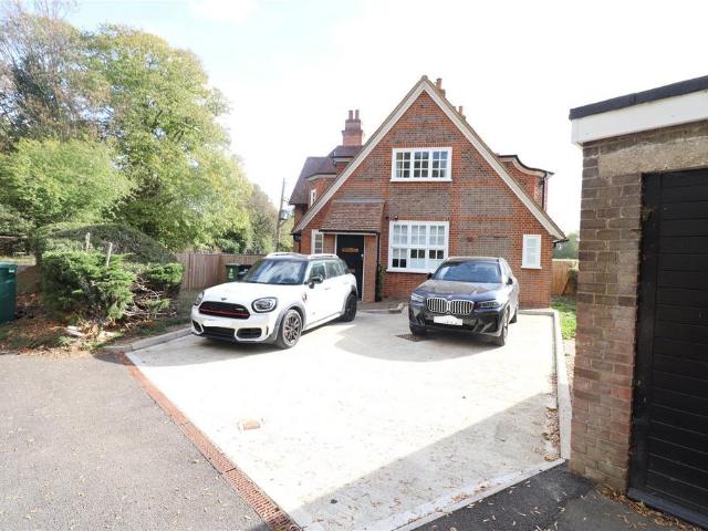 Shenley Lane, St Albans AL2 3 bed detached house to rent £4,150 pcm £958 pw