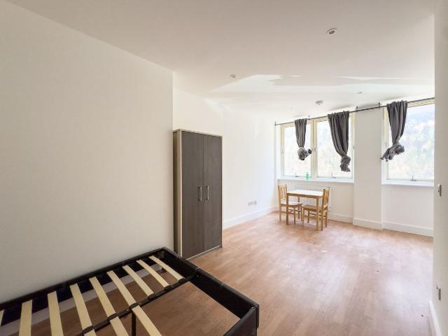 Shenley Road, Borehamwood WD6, Studio to rent, £1,100 pcm | PrimeLocation