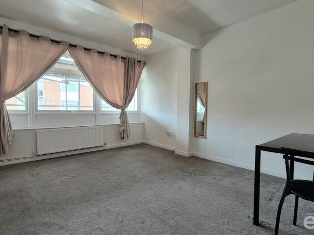 Shenley Road, Borehamwood WD6, 2 bed flat to rent, £1,500 pcm | PrimeLocation