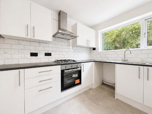 Shepeshall, Basildon, SS15 2 bed flat to rent £1,325 pcm £306 pw