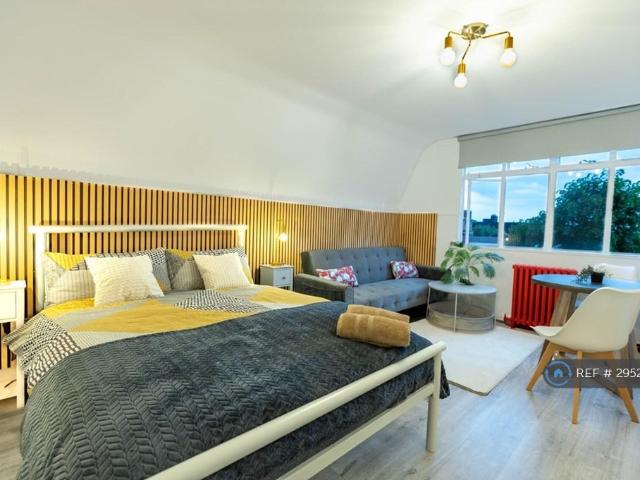 Shepherd S Bush Green, London, W12 Studio to rent £1,900 pcm £438 pw
