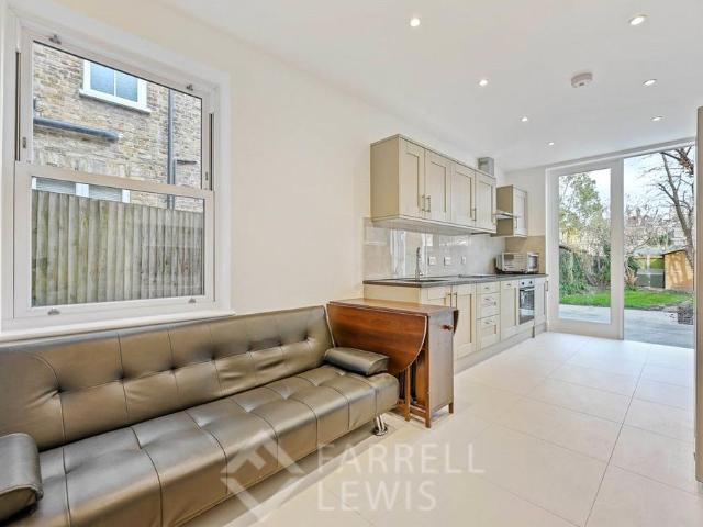 Shepherds Bush, London W12 2 bed apartment to rent £2,550 pcm £588 pw