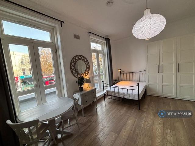 Shepherds Bush Road, Hammersmith, W6 Studio to rent £1,475 pcm £340 pw