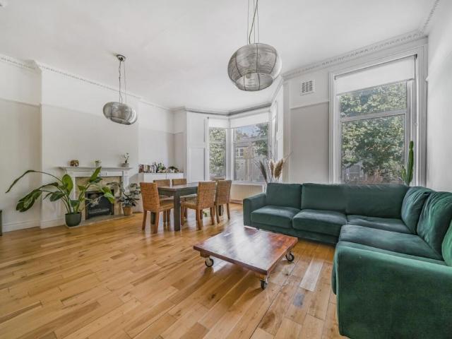 Shepherds Bush Road, London, W6 2 bed property to rent £3,500 pcm £808 pw
