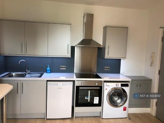 Shepherds Bush Road, London, W6 Studio to rent £1,350 pcm £312 pw