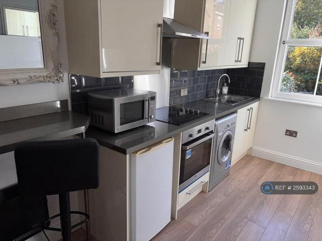 Shepherds Bush Road, London, W6 Studio to rent £1,395 pcm £322 pw