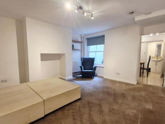 Shepherds Bush Road, LONDON Studio to rent £1,430 pcm £330 pw