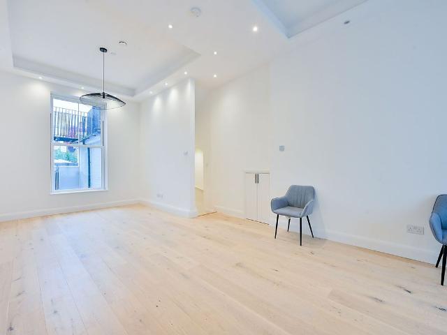 Shepherds Bush Road, Shepherd's Bush W6, 3 bed flat to rent, £3,750 pcm | PrimeLocation