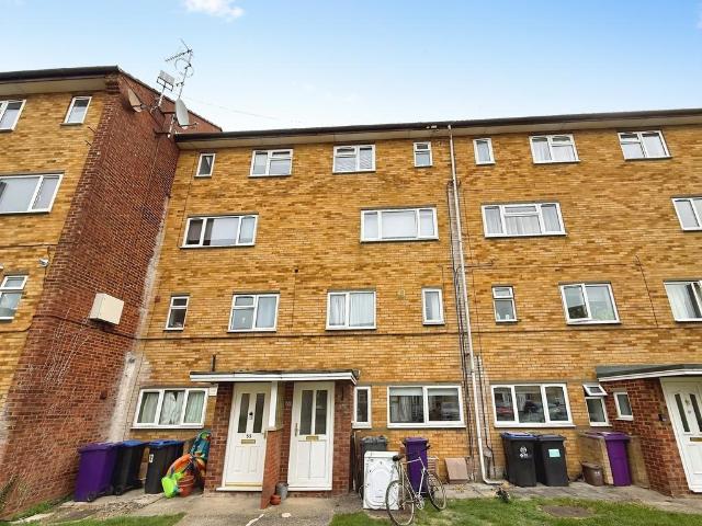 Shepherds Mead, Hitchin, SG5 2 bed flat to rent £1,375 pcm £317 pw