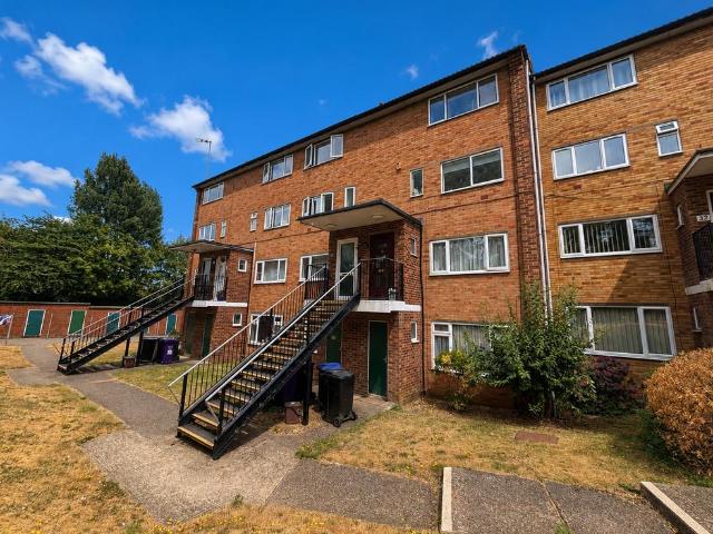 Shepherds Mead, Hitchin 2 bed maisonette to rent £1,475 pcm £340 pw