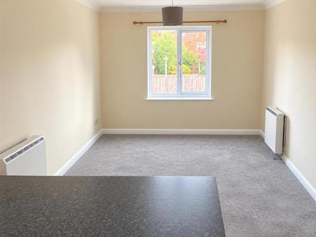 Shepherds Pool, Evesham 2 bed house to rent £895 pcm £207 pw