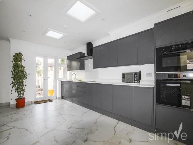 Shepiston Lane, Hayes, Middlesex 6 bed house of multiple occupation to rent £4,500 pcm £1,038 pw